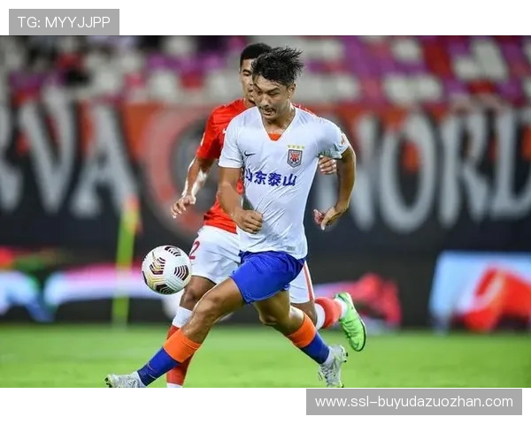 尼斯前锋恩达伊什米耶头球攻门,成球队进攻利器。 尼斯前锋恩达伊什米耶头球攻门,成球队进攻利器。